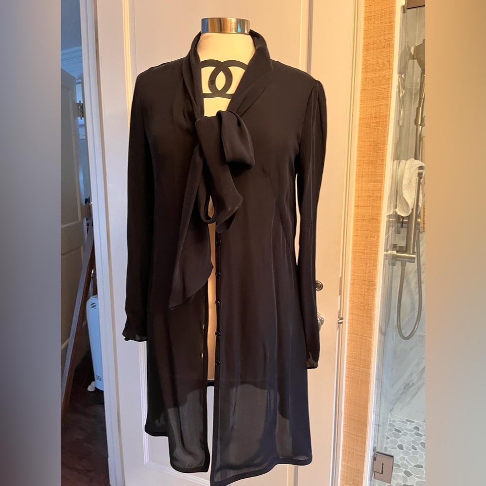 Authentic VALENTINO long blouse with a bow . Slit on each side .size 8 Silk